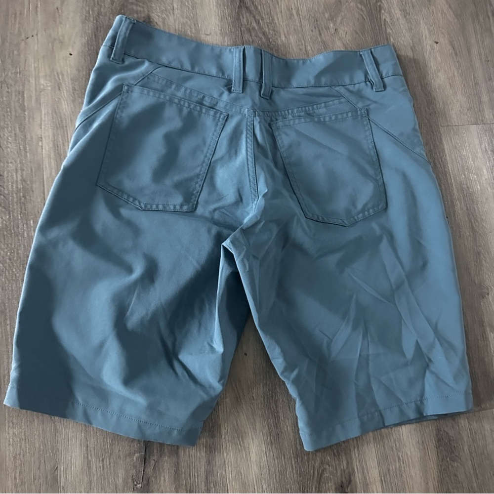 Men’s Oakley Shorts - Picture 2 of 3